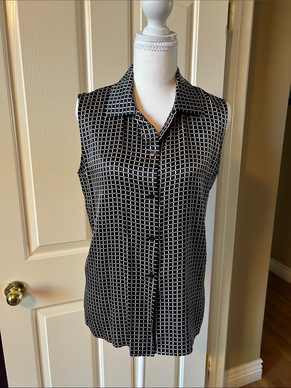 Jones New York Silk Black & White Sleeveless Geometric Button-Front Blouse